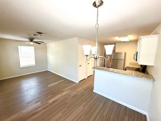 Building Photo - 1611 N Navidad St