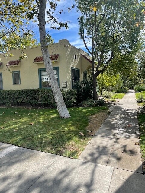Frente - Whitefield Bungalow