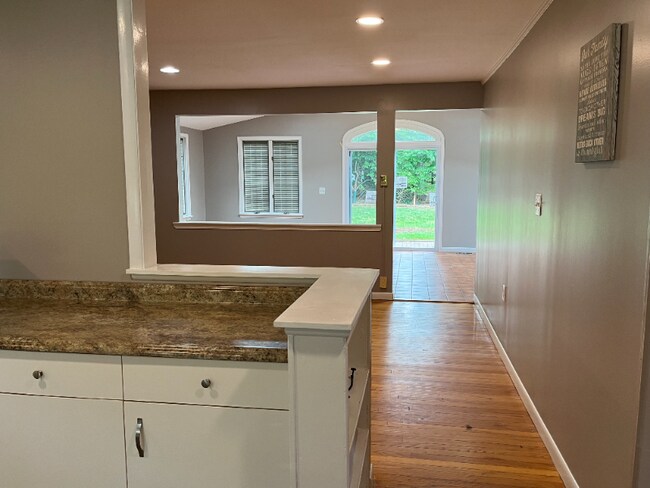 Building Photo - 608 Fairway Dr