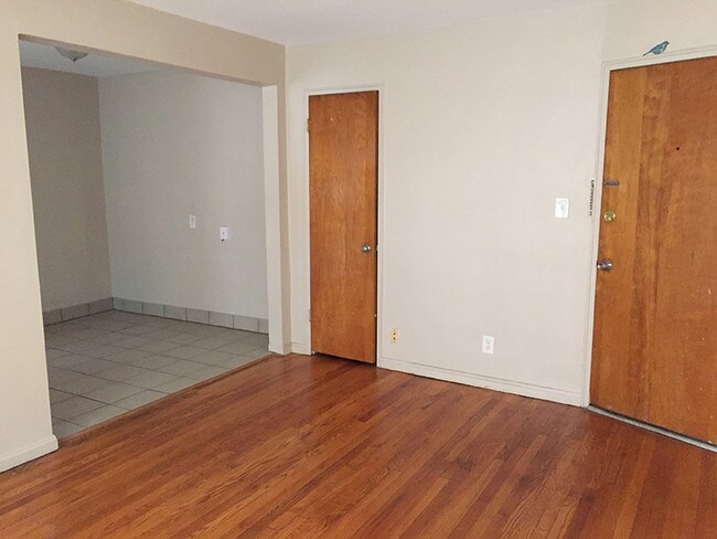 Vista de la sala de estar 2 - 6842 Montgomery Rd