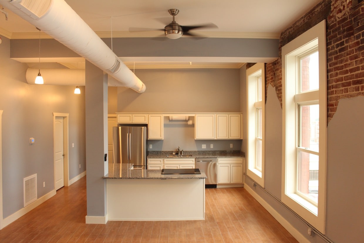 Primary Photo - 107 S 6th St