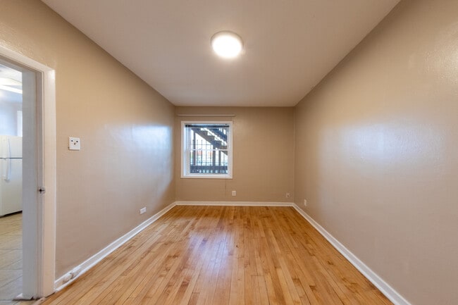 Building Photo - 2402 N Surrey Ct