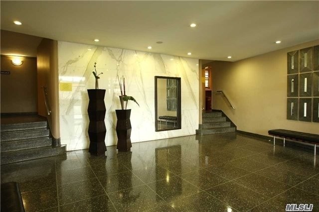 Foto del edificio - 97-10 62nd Dr