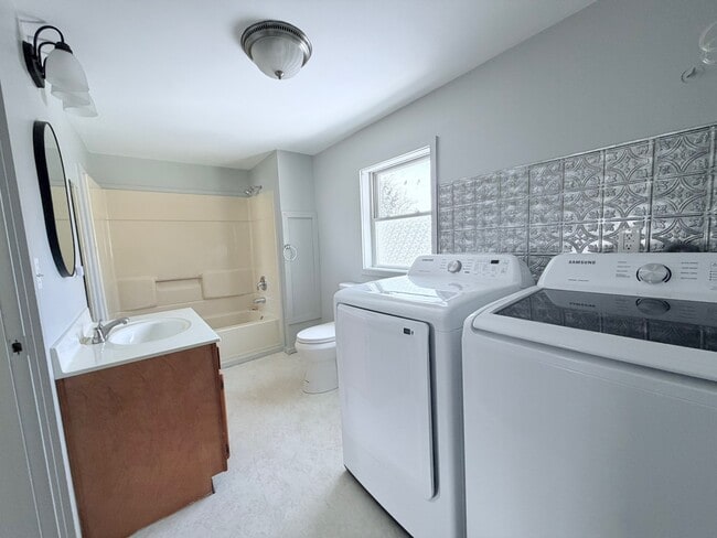 Building Photo - 33 Spring St