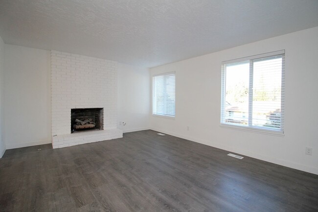 Building Photo - Beautifully Updated Gresham Butte 3 Bedroo...
