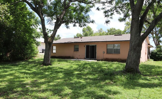 Building Photo - Cute 3 bedroom 2 bath 1 Car Garage  $1`650.00 Call Carole Arcaro 386-216-4900 Deltona Lakes Realty