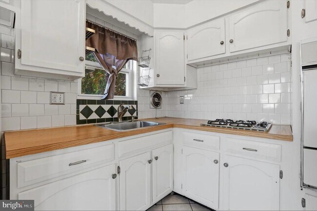 Building Photo - 4210 Lyman Dr
