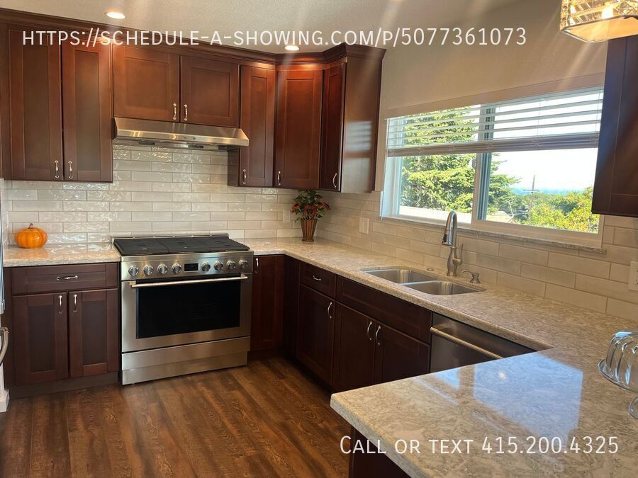 Primary Photo - Beautifully Renovated 3 Bedroom Apartment ...