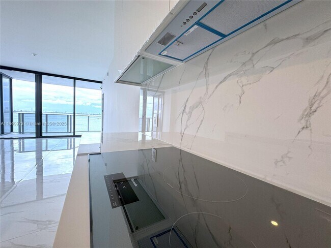 Foto del edificio - 700 NE 24th St
