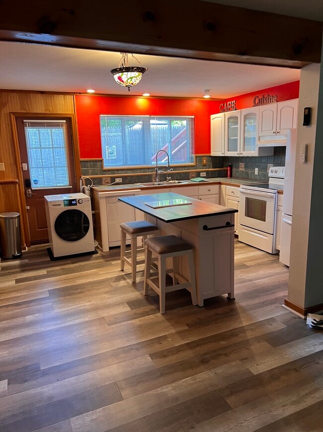 Kitchen - 23 Fairway Rd