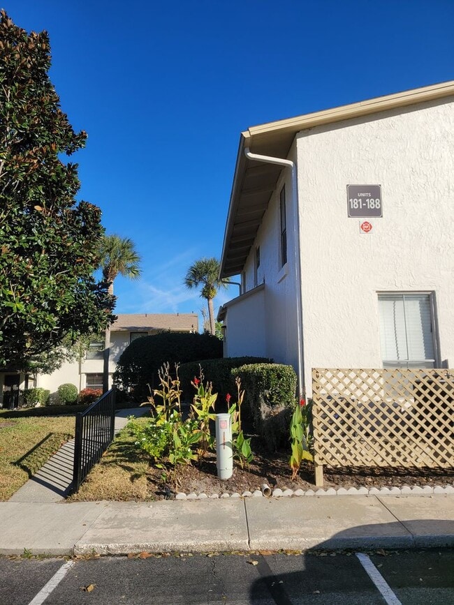 Foto del edificio - FOR RENT!!! BEAUTIFUL AND SPACIOUS 1 BED 1 BATH CONDO (FIRST FLOOR)...