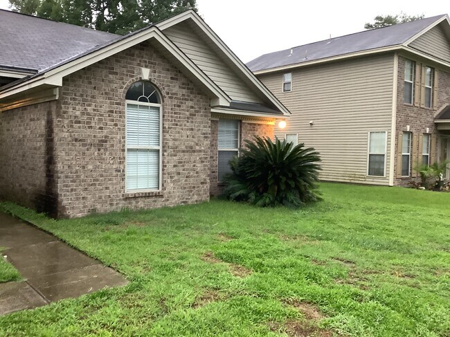 Foto del edificio - 108 Oak Grove Ln