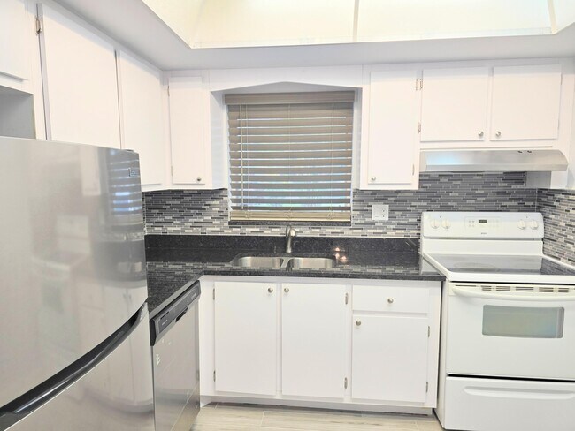 Foto del edificio - 2737 Emory Dr E