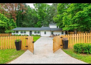 Building Photo - 3785 Somerset Dr SW