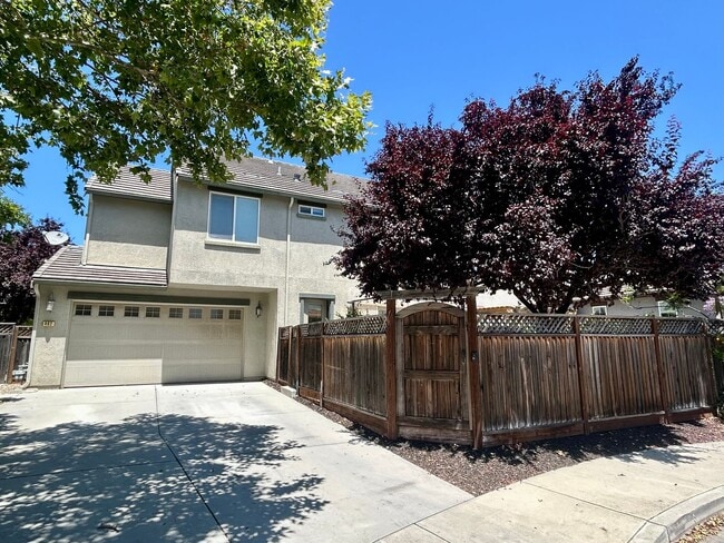 Building Photo - Ideal 4 bedroom home, walking distance to ...
