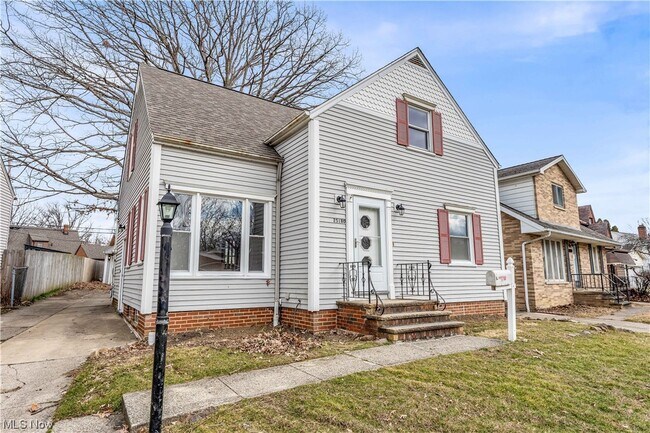 Building Photo - 25180 Chatworth Dr