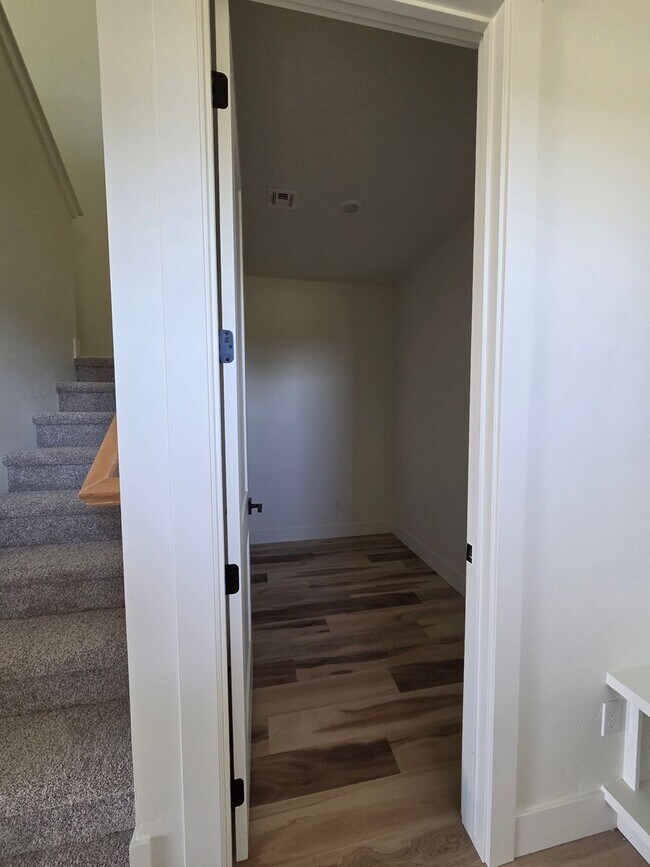 Foto del edificio - 363 Eden Rose St