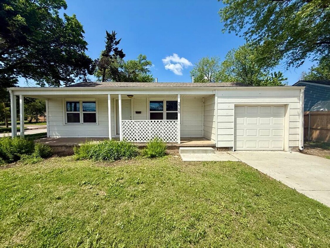 Foto principal - $1100 - 2 bed 1 bath - Single Family Home