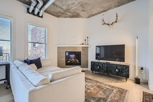 Building Photo - Boulder Bliss: Fully Furnished Studio