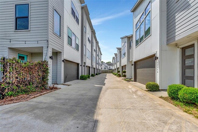 Building Photo - 3210 N MacGregor Way