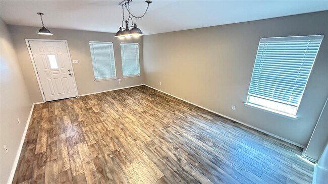 Foto del edificio - 317 McCarthur Dr