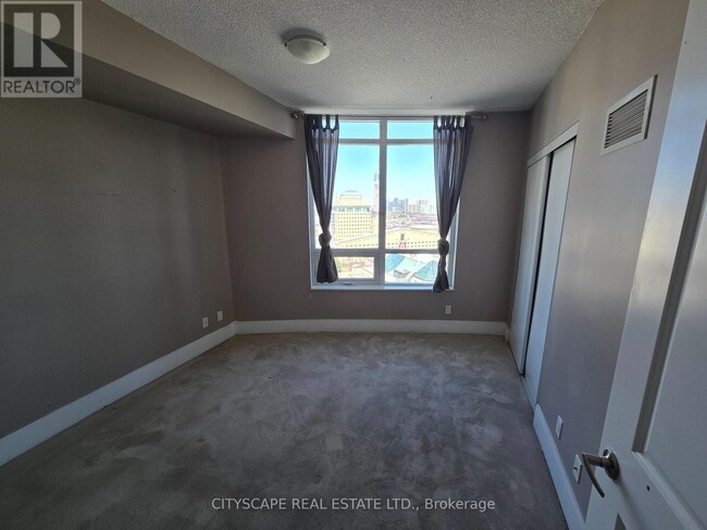 Photo du bâtiment - 330-2330 Burnhamthorpe Rd W