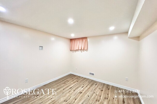 Building Photo - Modern 2 Bed 1 Bath Lower Unit in Prime Ki...