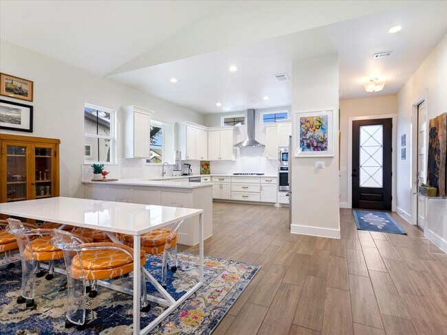 Building Photo - Luxury Rental in Dripping Springs!
