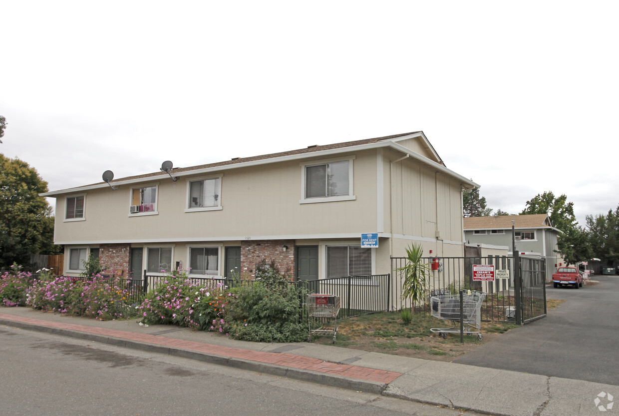 Building Photo - Herbert St Apartments