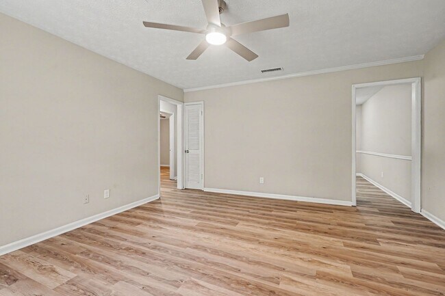 Building Photo - 886-B Martin Heights Dr