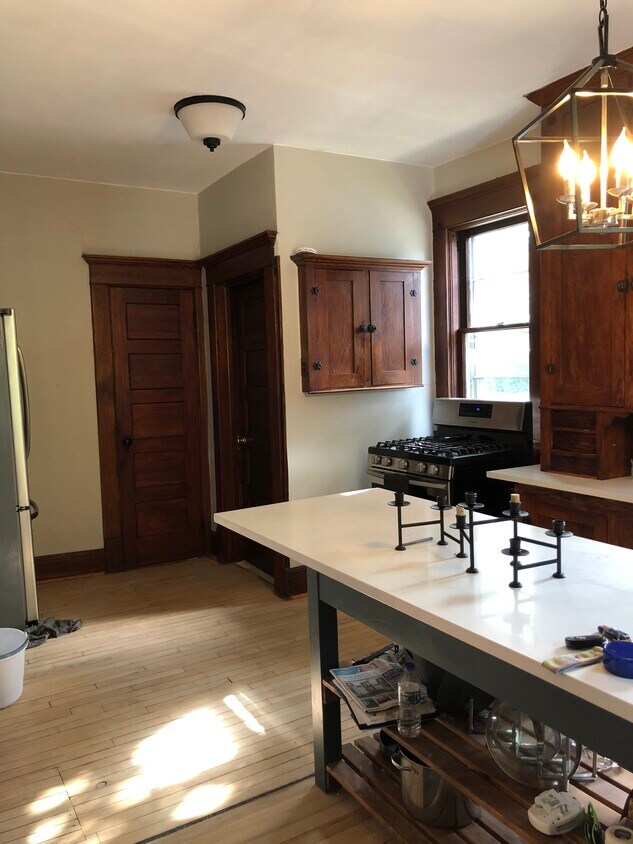Kitchen - 1016 E North St