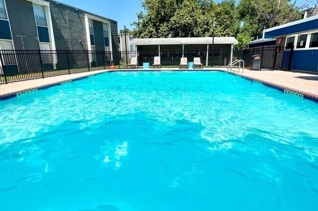 Piscina reluciente - Aventine Apartments