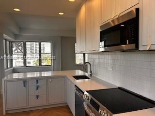 Building Photo - 2421 Lake Pancoast Dr