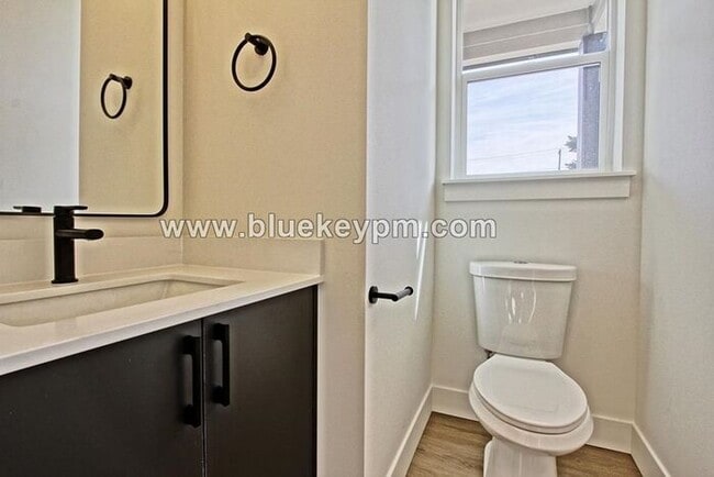 Building Photo - 1526-B: 2 Bed, 2.5 Bathroom Townhome with ...