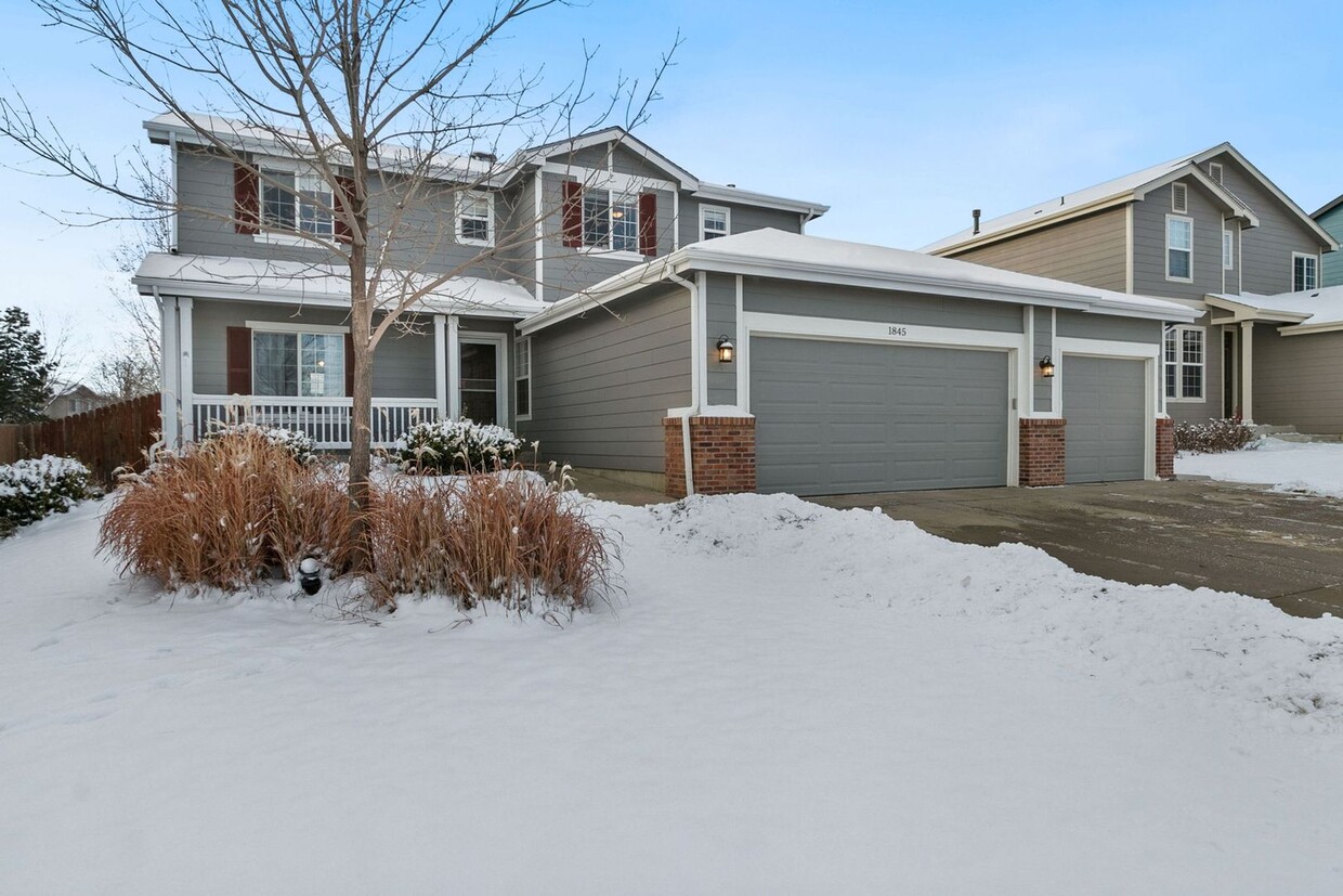 Primary Photo - Spacious 4 bedroom located in Richards Lak...