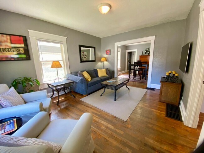 Foto del edificio - Two Bed Two Bath Home in West Plaza