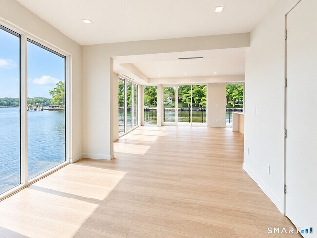 Foto del edificio - 251 Riverside Ave