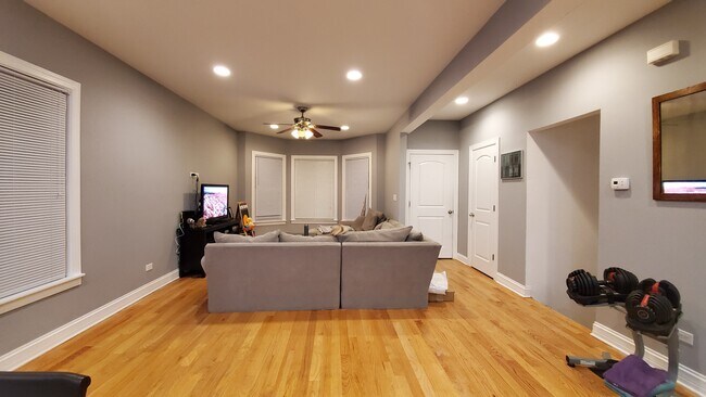 Foto del edificio - 3243 W Leland Ave