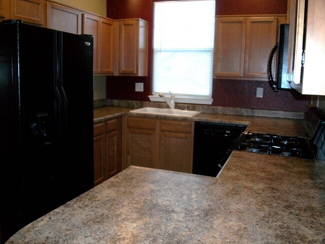 Foto del edificio - Well maintained 3 bedroom, 2-1/2 bath, 2-car garage $2400.00