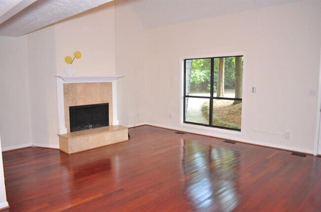 Foto del edificio - 5211 W Jones Bridge Rd
