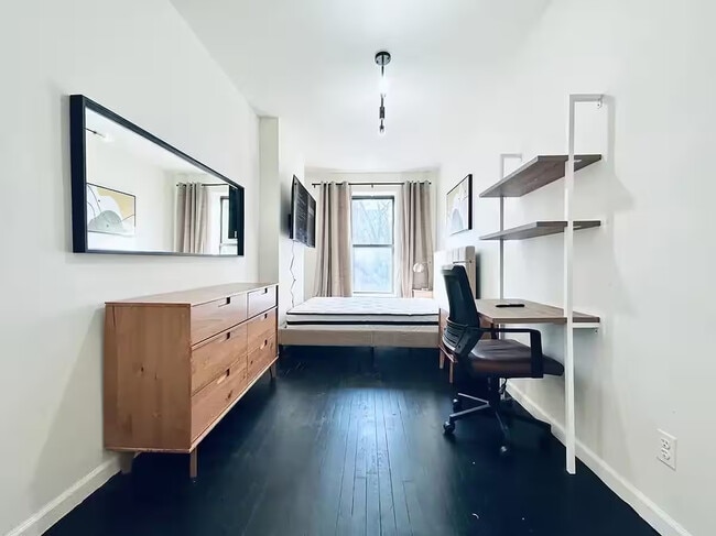 Foto del edificio - Furnished room/NOT APARTMENT