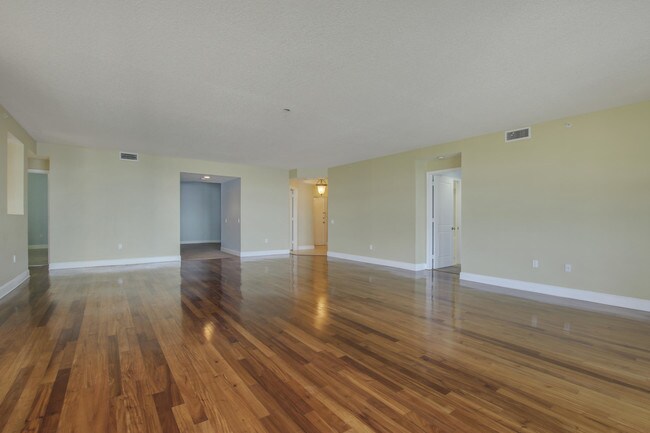 Building Photo - 309 E Ocean Avenue 103