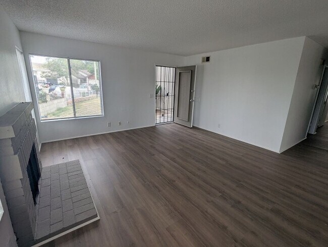 Building Photo - 4 Bedroom, 2 Bath - Single Story Home in P...