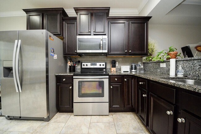 Foto del edificio - BEAUTIFUL TOWNHOME- SHOWING BY APPOINTMENT ONLY