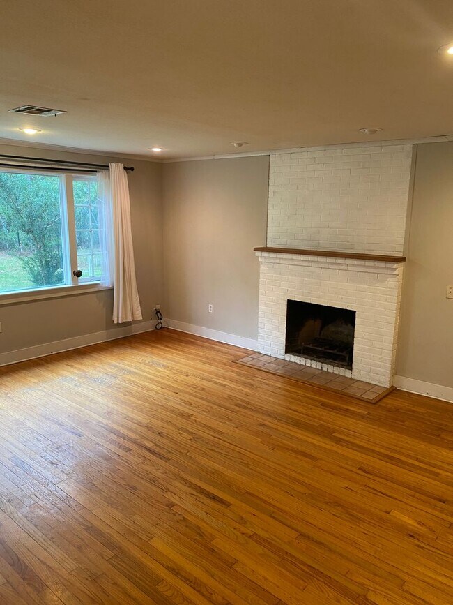 Foto del edificio - Leasing Now!