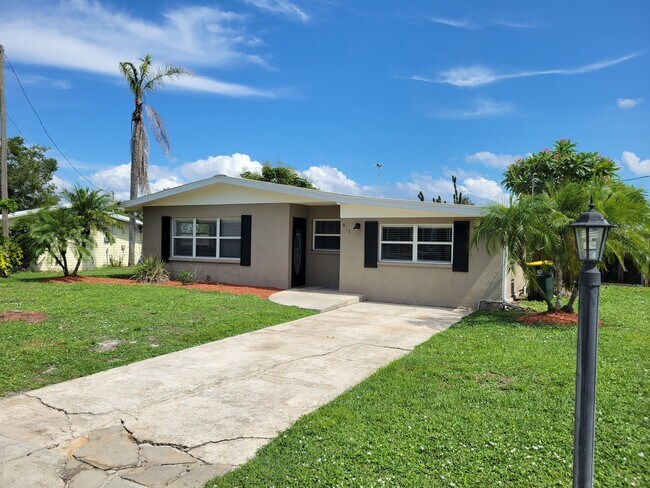 Building Photo - 913 Lake Josephine Dr