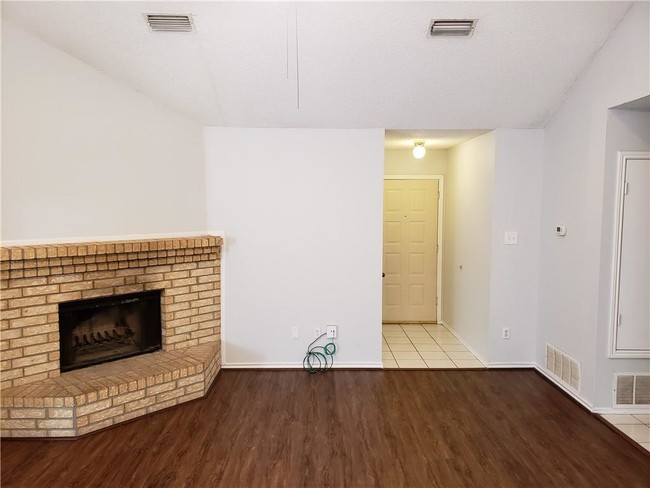 Building Photo - 925 Larue Dr