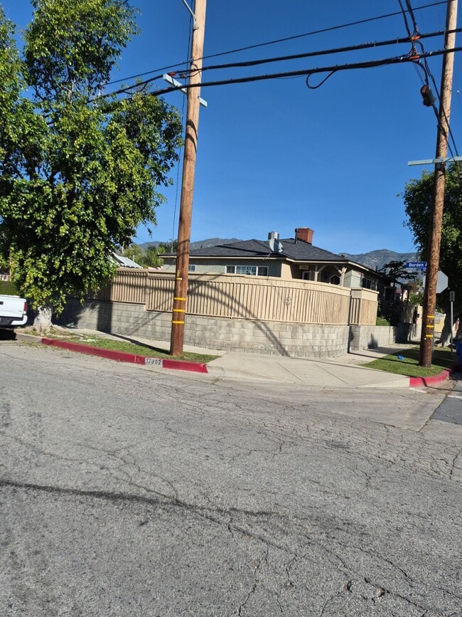 Foto del edificio - 12902 Borden Ave