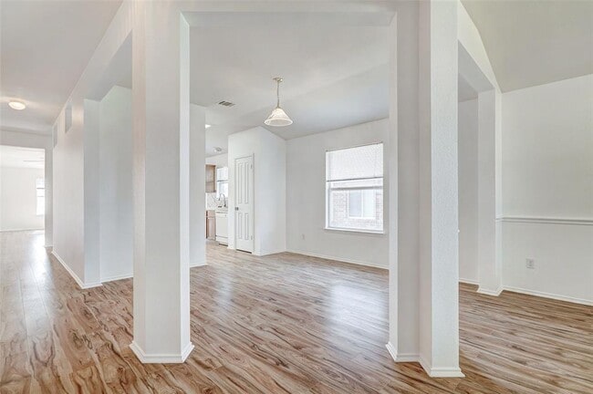 Building Photo - 1305 4 Cabin Ct