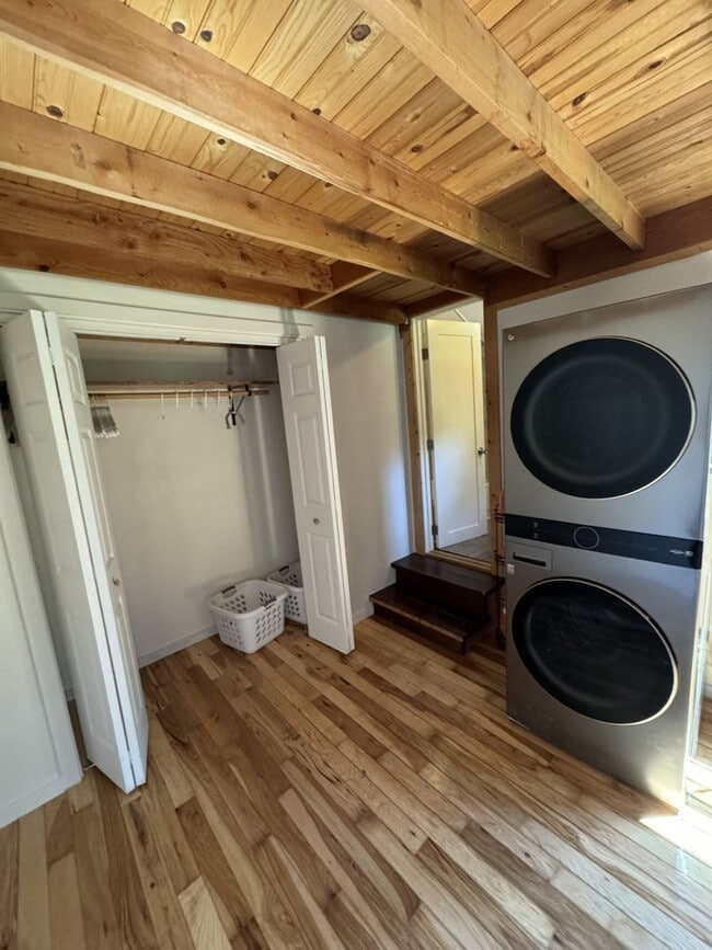 Building Photo - Quaint Studio Loft